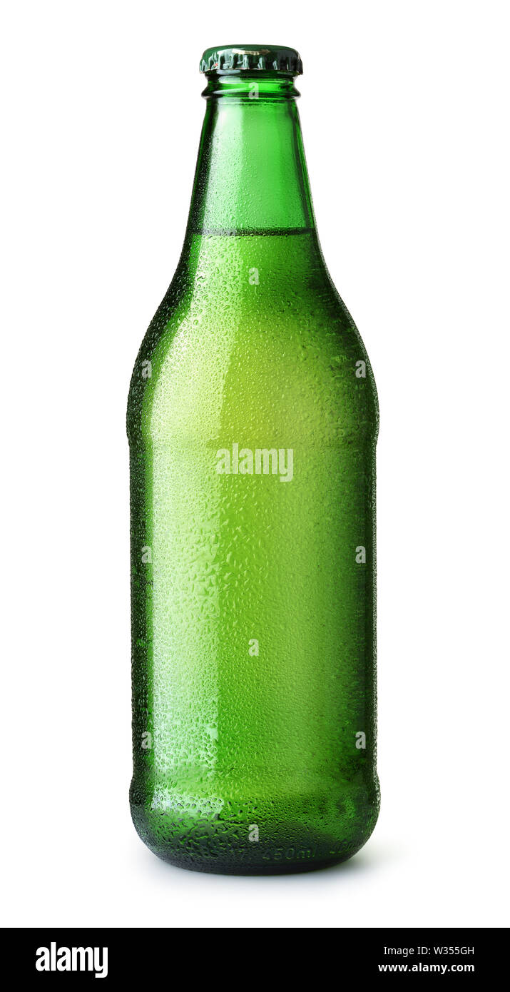 Vue avant de la bière en bouteille verte avec des gouttes isolé sur fond blanc Banque D'Images