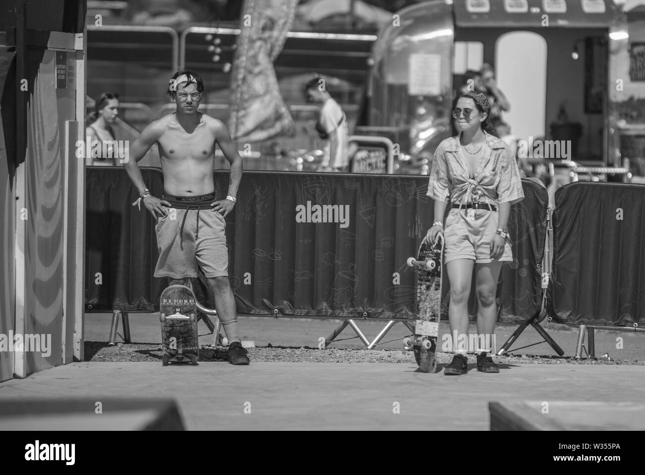 Image en noir et blanc du skate boy and girl Banque D'Images