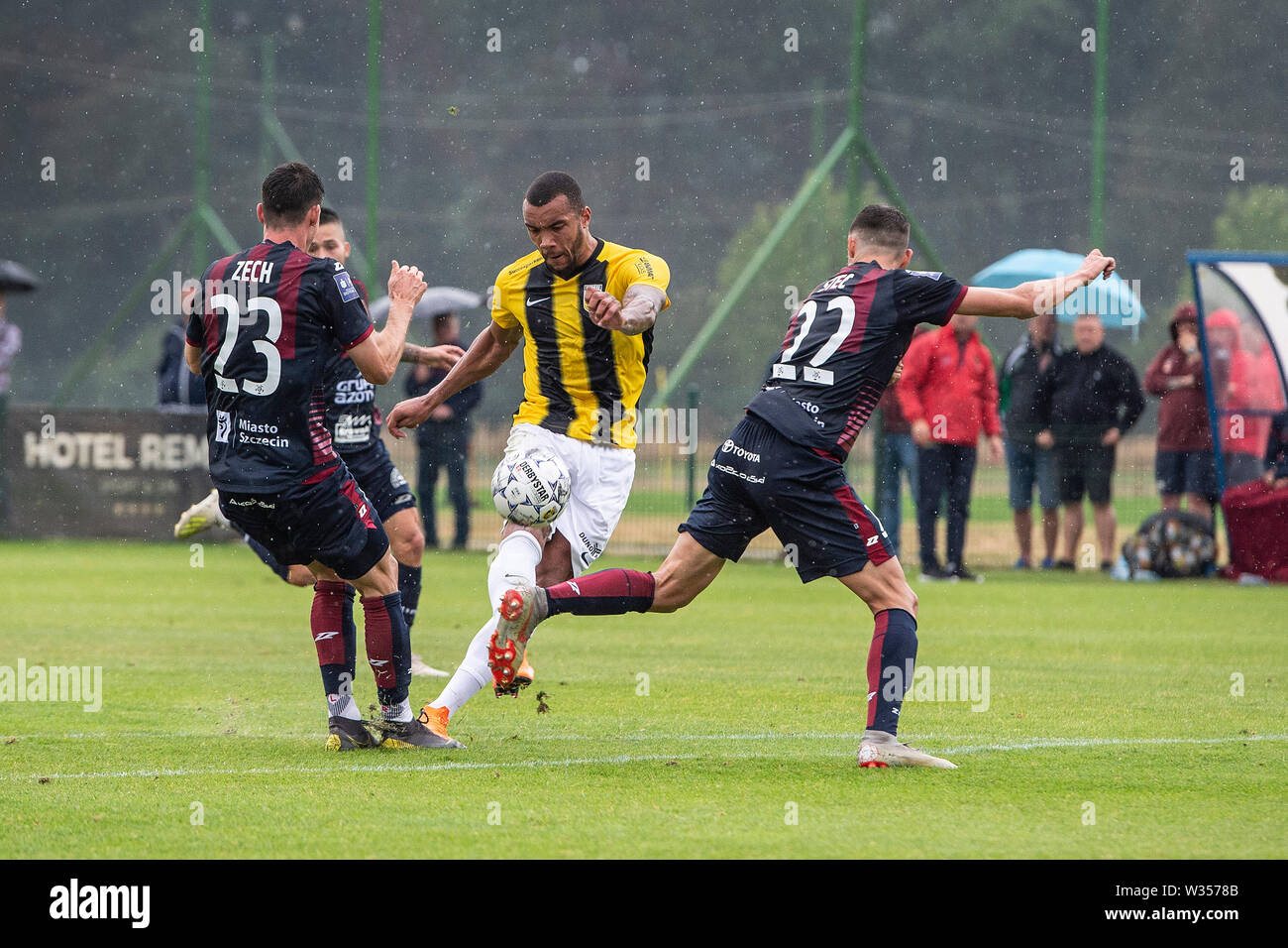 Opalenica, Pologne. 12 juillet, 2019. OPALENICA, 12-07-2019, l'Eredivisie néerlandaise de football, saison 2019/2020,, trainingcamp, friendly, Vitesse dvd Jay-Roy Grot pendant le match Pogon Szczecin - Vitesse 2-1 : Crédit Photos Pro/Alamy Live News Banque D'Images