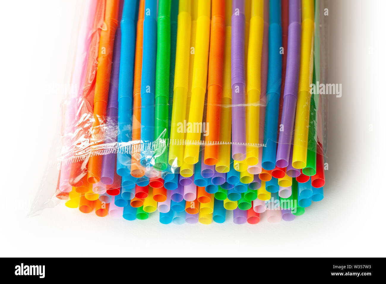 Tas de pailles en plastique coloré en emballage plastique. Close up image. Banque D'Images