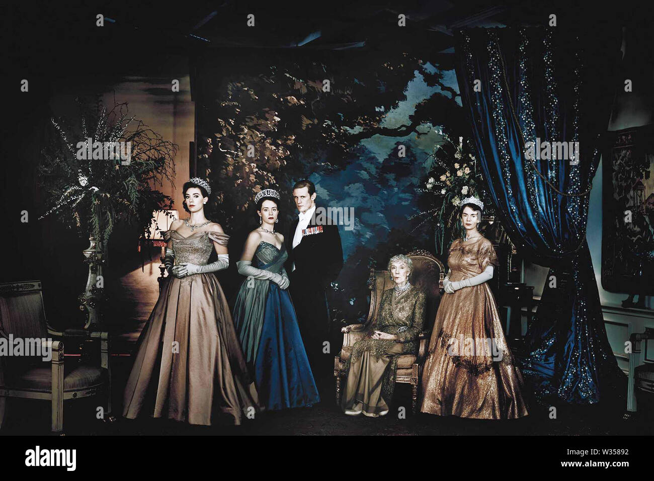 Films Et Séries Tv Avec Eileen Atkins UK. Victoria Hamilton - La reine Elizabeth la reine mère, Eileen Atkins  comme la Reine douairière Marie, Matt Smith, Philip Mountbatten - le duc  d'Édimbourg, Claire Foy comme la reine Elizabeth II,