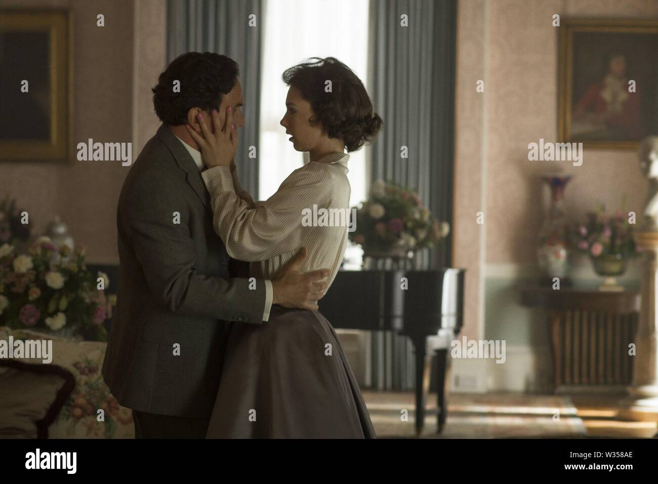 Films Et Séries Tv Avec Ben Miles UK. Ben Miles et Vanessa Kirby dans la série TV ©Netflix : Le ministère  public -Saison 1 (2016). Plot : séries télé suit la carrière de la jeune  princesse Elizabeth de l'époque