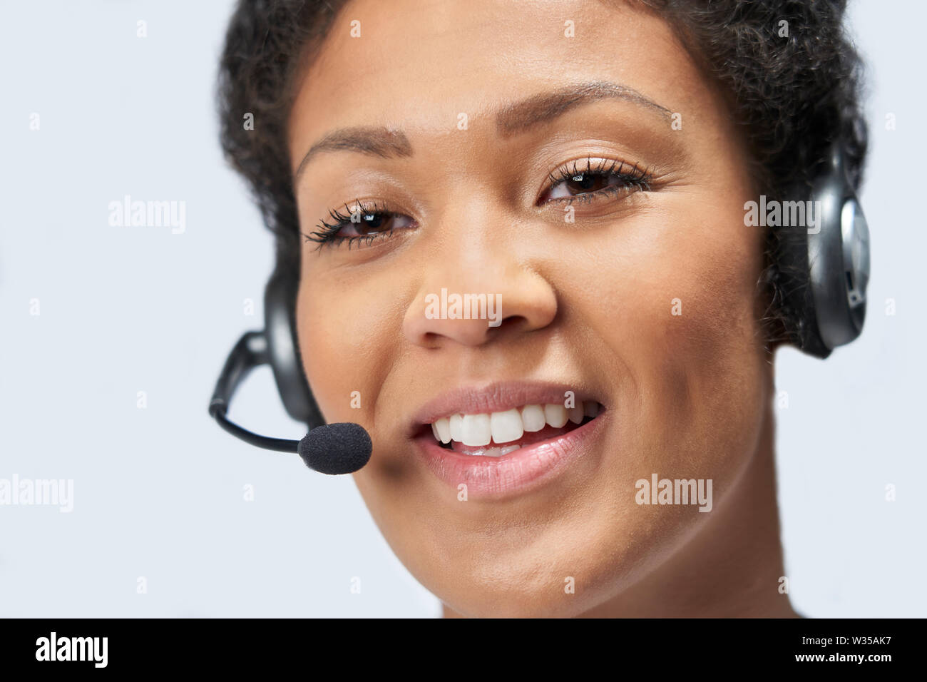 Close Up of Businesswoman Wearing Telephone Headset en services à la clientèle Banque D'Images