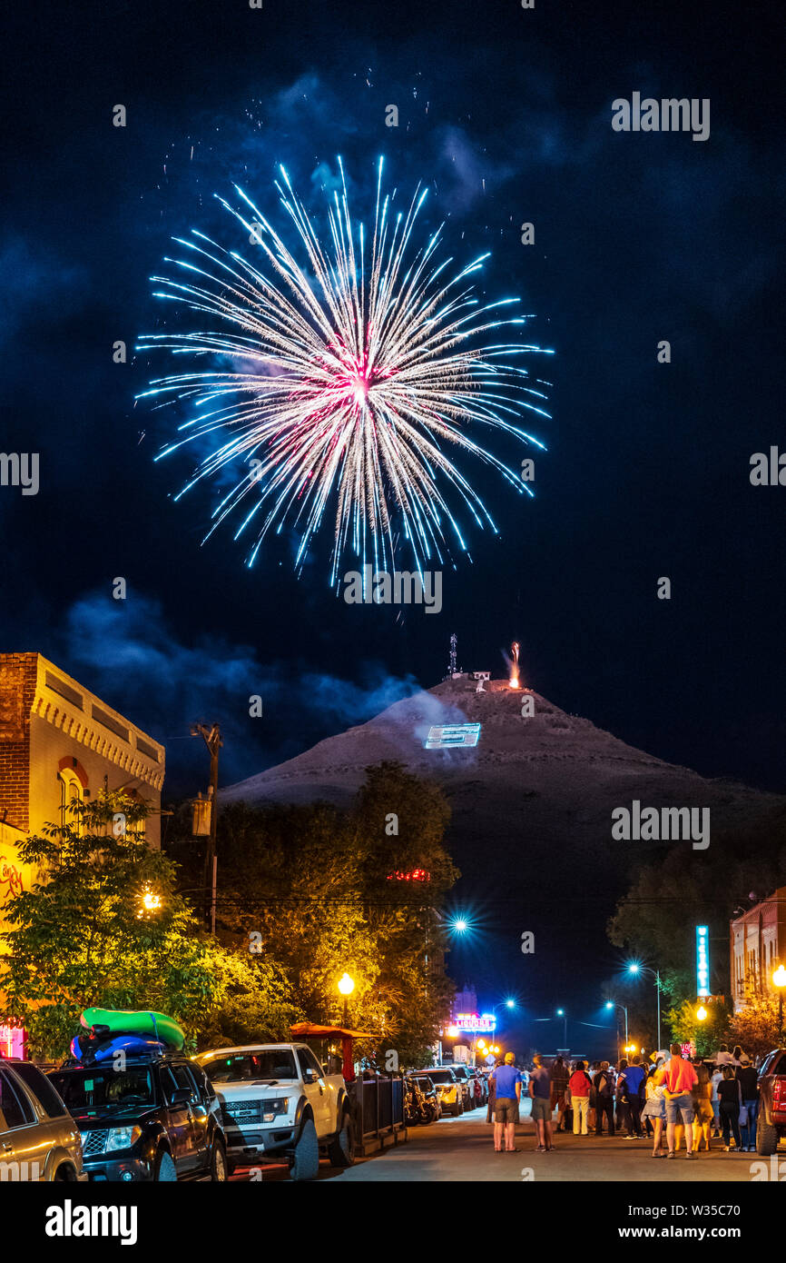 Les gens regardent Quatrième de juillet artifice sur 'S' Montagne vue de la rue principale dans la région de Salida, Colorado, USA Banque D'Images