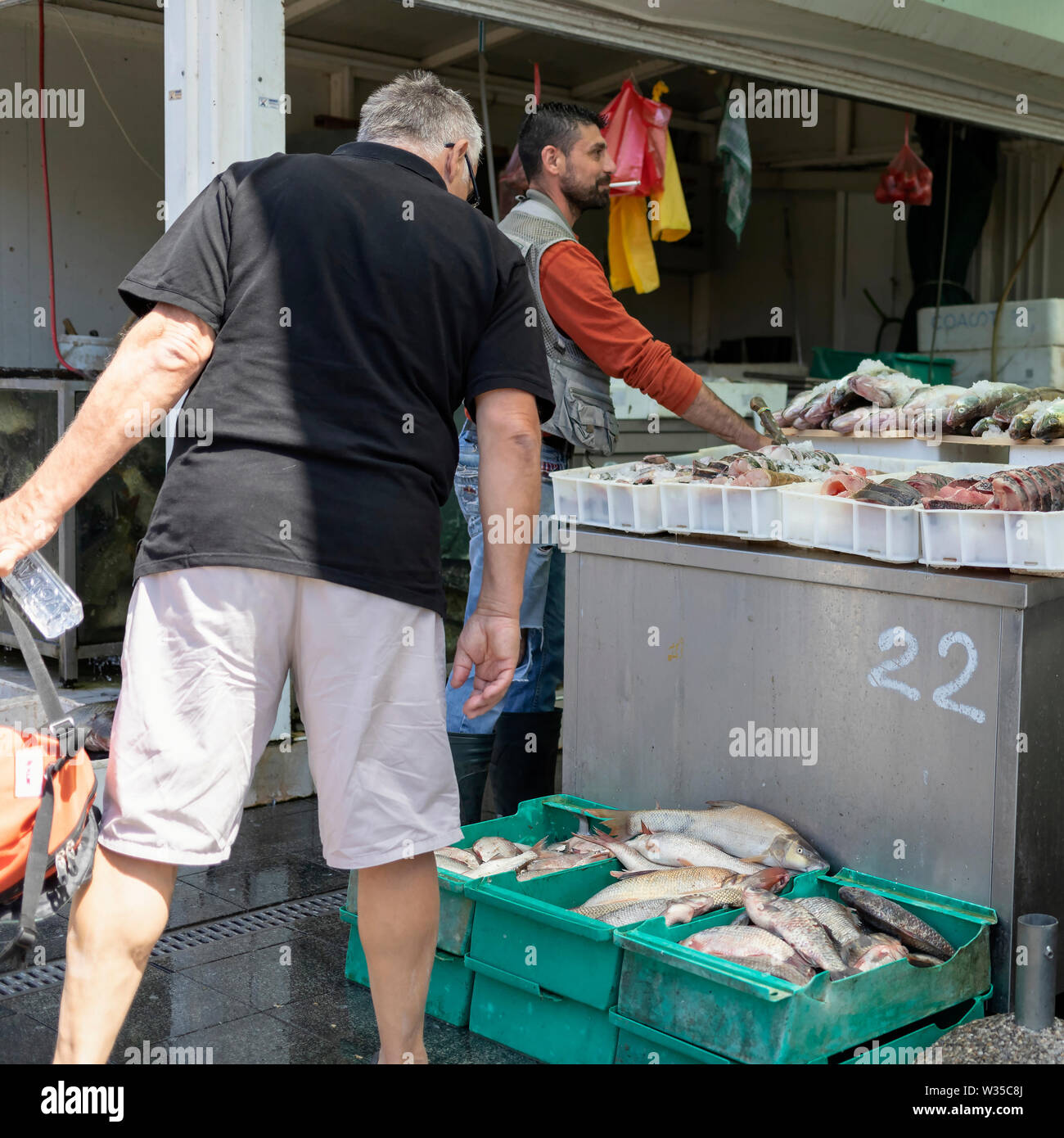 Belgrade, Serbie, 11 juillet 2019 : observation de la clientèle à l'assortiment de poissons frais du marché Vert Zemun Banque D'Images