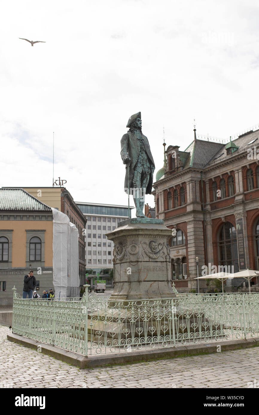 La statue de Ludvig Holberg sur une place à Torget à Bergen, Norvège. Banque D'Images