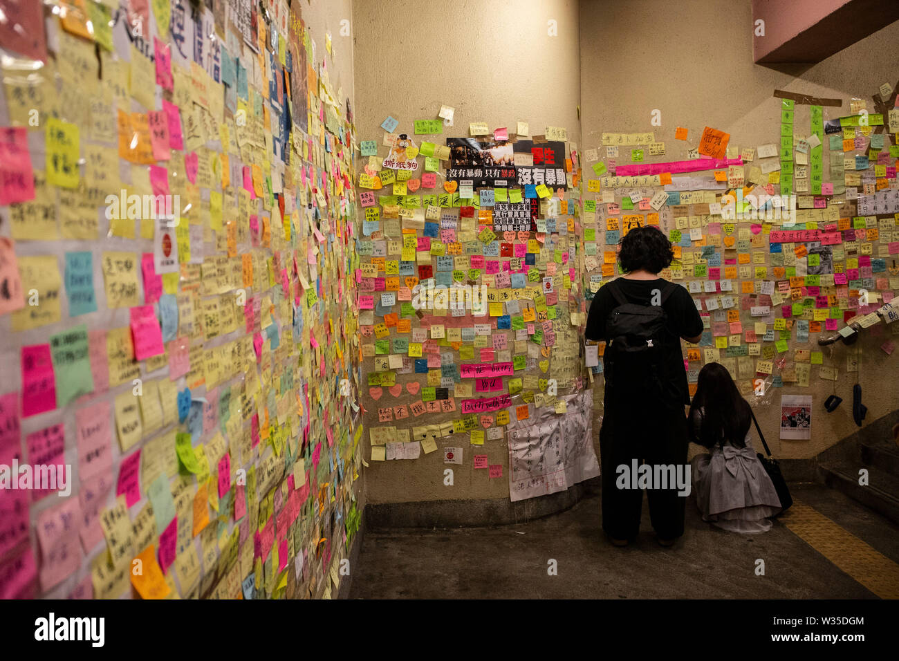 Les gens d'écrire des messages sur le mur.Les gens ont laissé des messages sur le "mur de Lennon' sur le pont dans le district de Sai Wan Ho concernant le projet de loi sur l'extradition. Des centaines de milliers de manifestants sont descendus dans la rue en juin pour exiger le retrait total du projet de loi sur l'extradition et chef de la direction invite Carrie Lam à se retirer du pouvoir. Banque D'Images