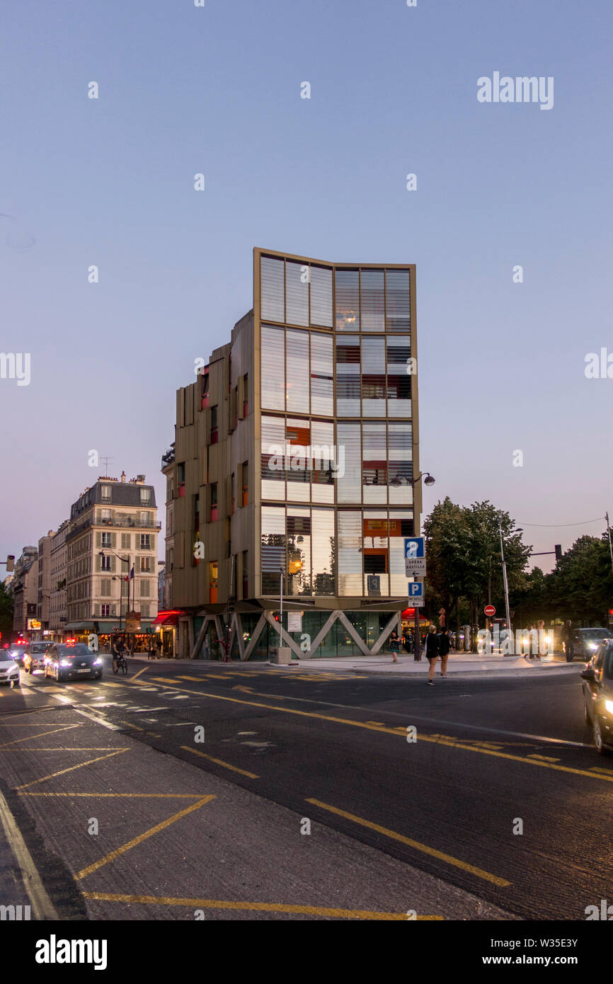 Bâtiments appartement moderne dans un quartier résidentiel près de la Place de Bastille, dans la lumière du soir, Paris France. Banque D'Images
