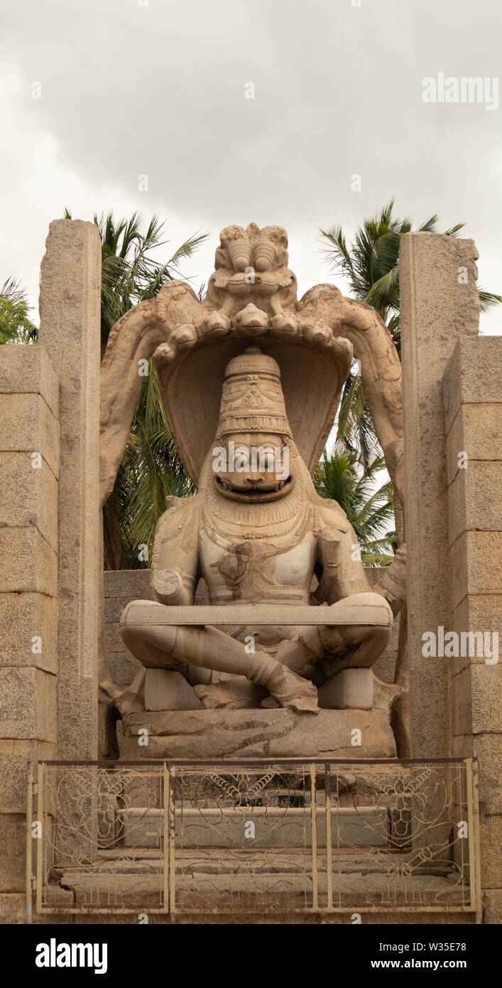 Lakshmi Narsimha Ugra Narsimha ou temple à Hampi. L'homme-lion Avatar de Vishnu - assis dans une position de yoga Banque D'Images