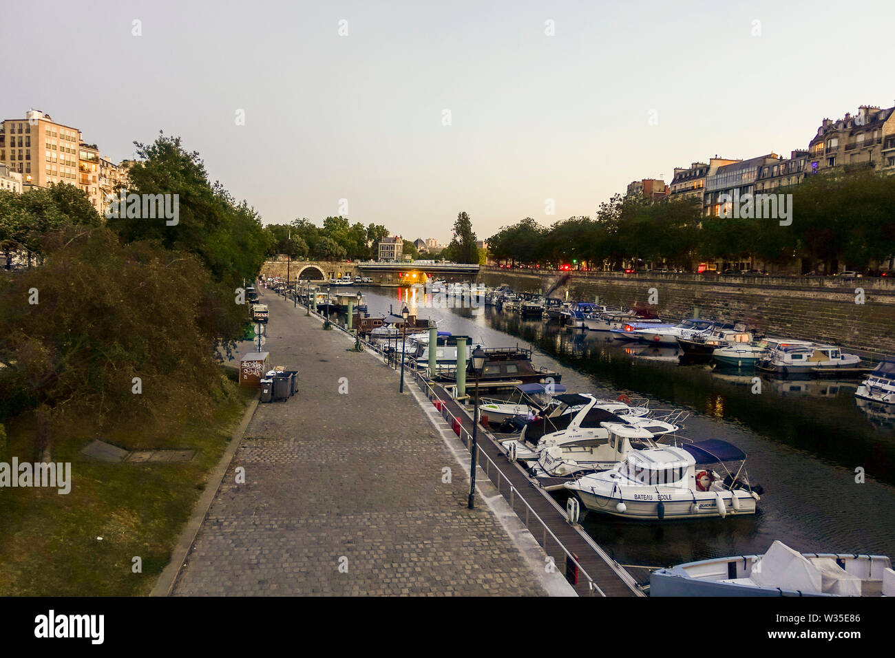 Paris Promenade, bateaux et yachts privés au port, Jardin du port de l'Arsenal, le parc public au Canal St Martin, Paris, France. Banque D'Images