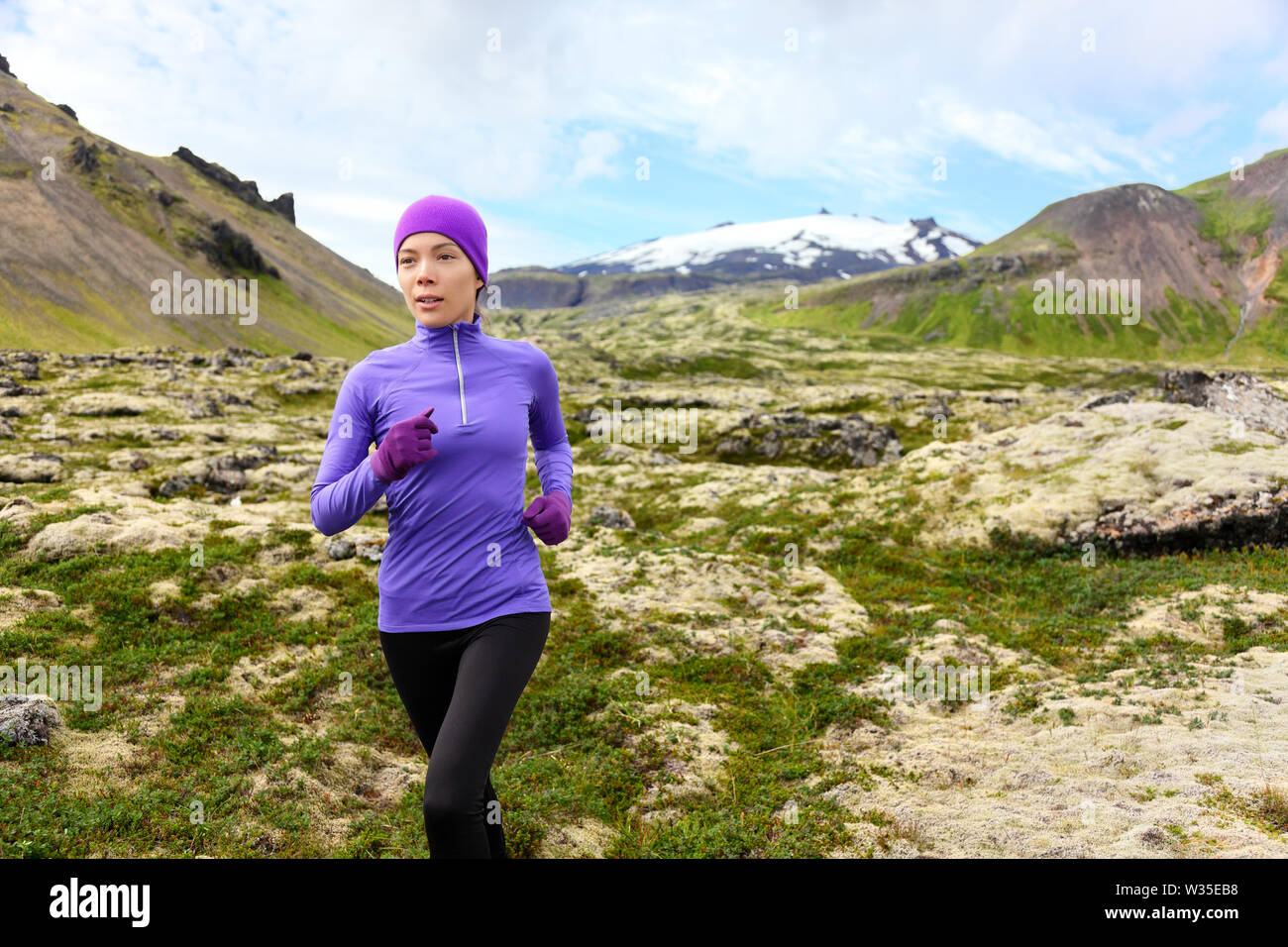 L'exécution de l'exercice - Trail Runner femme athlète. Mettre en place les femmes, sport, jogging à l'extérieur formation modèle vivant de vie sain dans la belle nature de la montagne, Snaefellsjokull, Islande, de Snæfellsnes. Banque D'Images