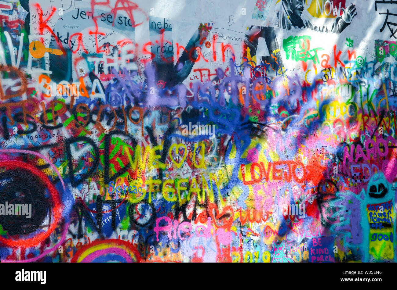 Prague, République tchèque - 27 juin 2019 : célèbre mur de Lennon dans la capitale tchèque. Historique et populaire attraction touristique. L'art de la rue Prague, Tchéquie, l'Europe. Banque D'Images