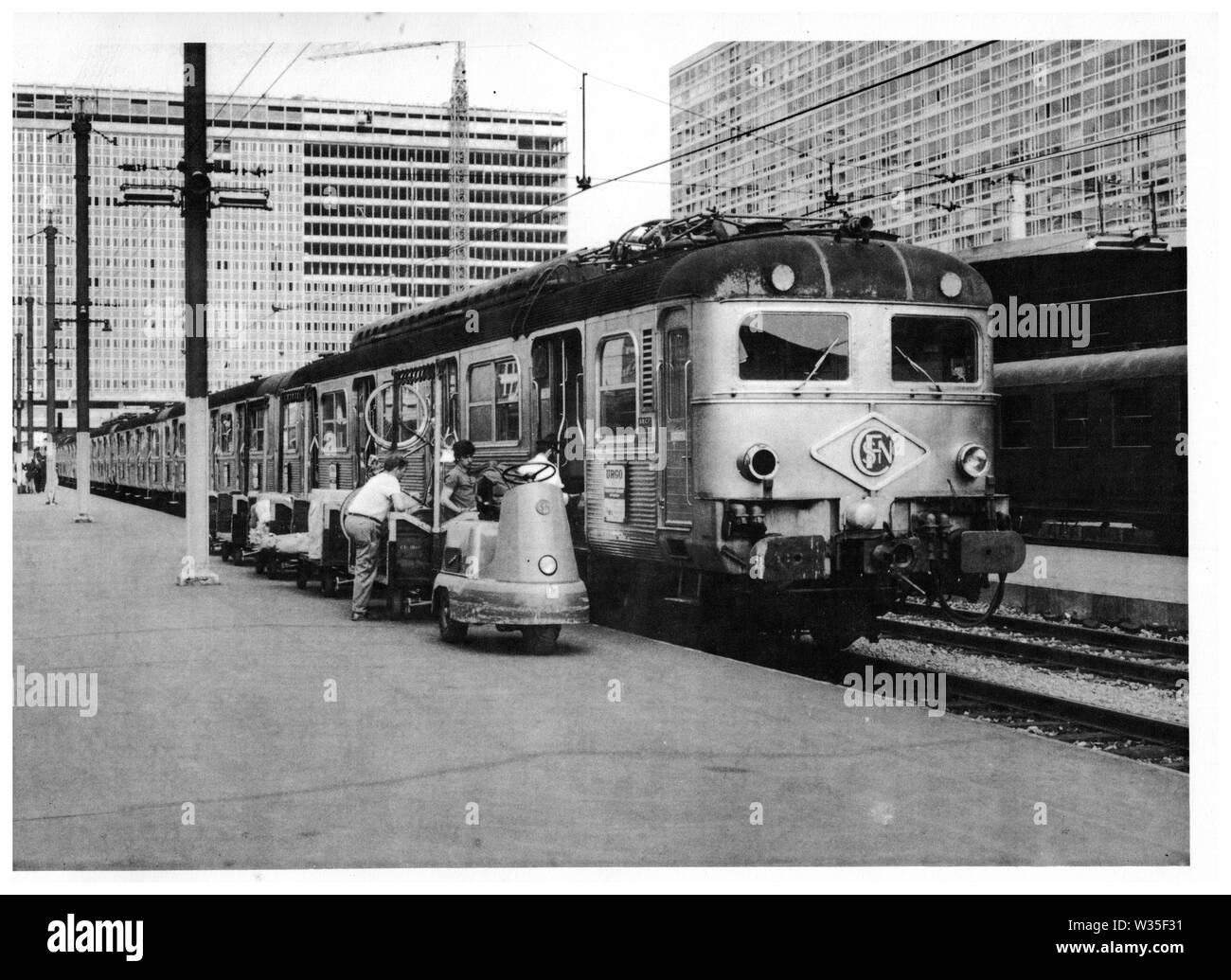 Former une plate-forme de chemin de fer. Photo utilisée par les formateurs lors des cours d'alphabétisation, Lyon, France Banque D'Images
