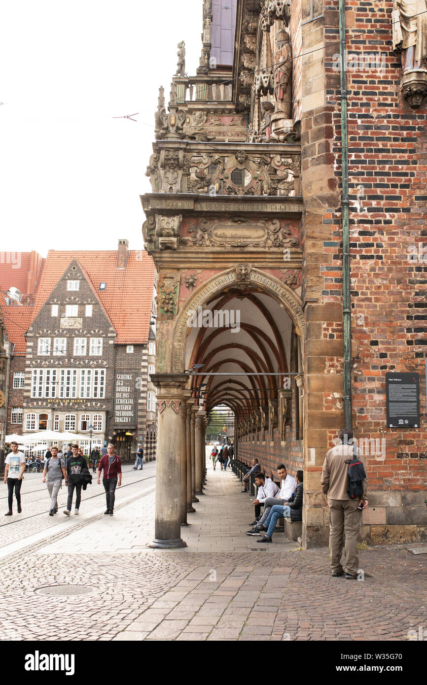 Un passage couvert arqué à l'ancienne mairie (Altes Rathaus) dans le centre historique de la ville de Brême, en Allemagne. Banque D'Images