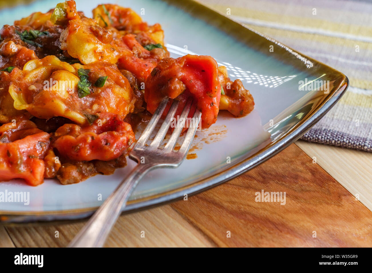 Ragoût italien tortellini alla Bolognese sauce avec saucisse avec le  basilic garnir Photo Stock - Alamy