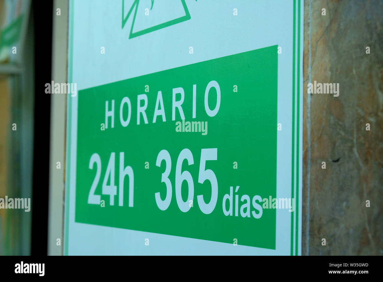 Inscrivez-vous en espagnol en dehors d'une pharmacie à Séville, en Espagne, qui est ouverte 24 heures sur 24, 365 jours par an, toujours ouvert, jamais fermer. Banque D'Images