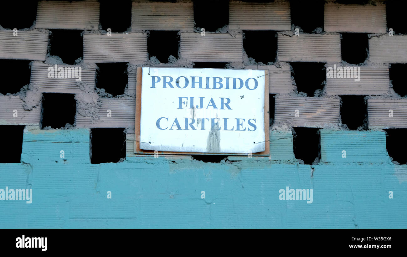 S'est évanoui signe sur un mur de brique stylisée indiquant l'équivalent espagnol de 'post' (aucune facture prohibido fijar carteles) à Séville, Espagne. Banque D'Images