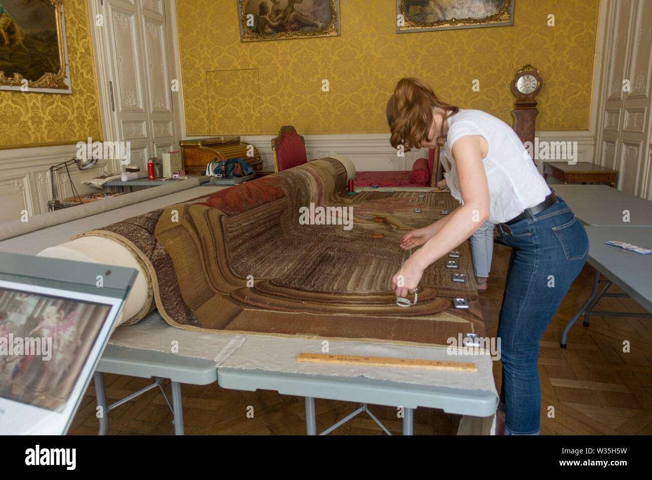 Deux femmes la réparation d'un tapis anciens, à l'intérieur de l'édifice des Archives nationales, l'ancien hôtel de Soubise Banque D'Images