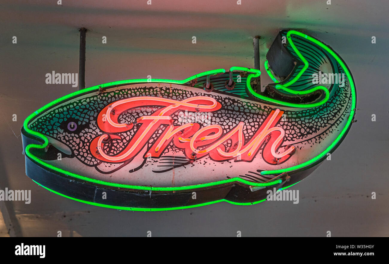 Du poisson frais dans le néon Banque D'Images