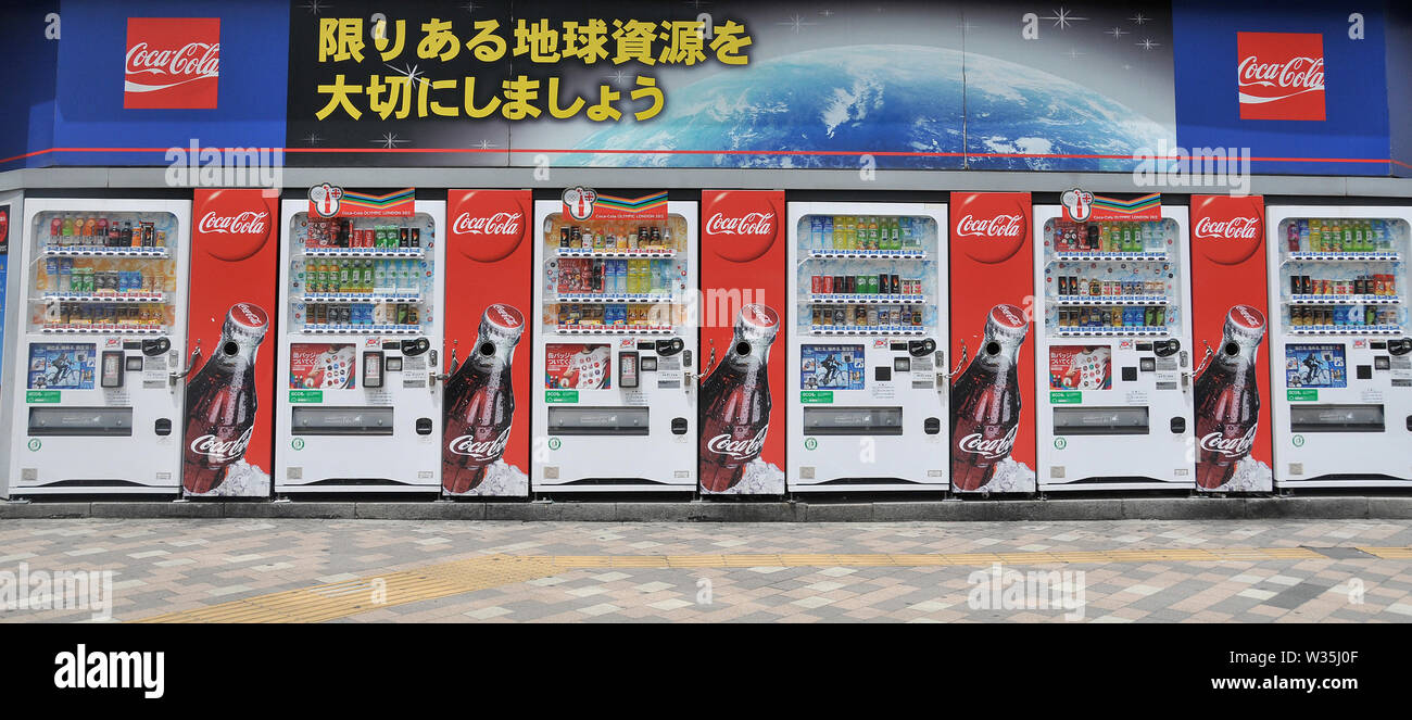 Produits Coca Cola distributeur automatique, Shinjuku, Tokyo, Japon Banque D'Images