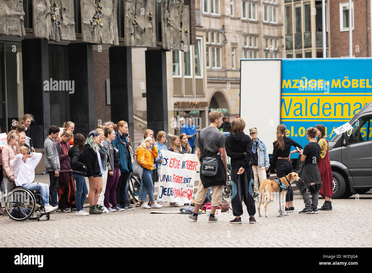 Une protestation des adolescents dans la place centrale du marché (Am Markt) dans la vieille ville de Brême, Allemagne. Banque D'Images