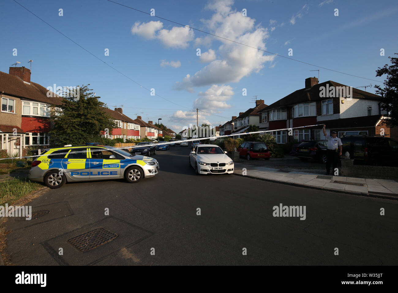 Un agent de police à un cordon près d'Aarschot Avenue à Whitton, sud-ouest de Londres, où deux personnes, un homme dans son 60s et une femme dans son 70s, a été trouvé poignardé à mort. Banque D'Images