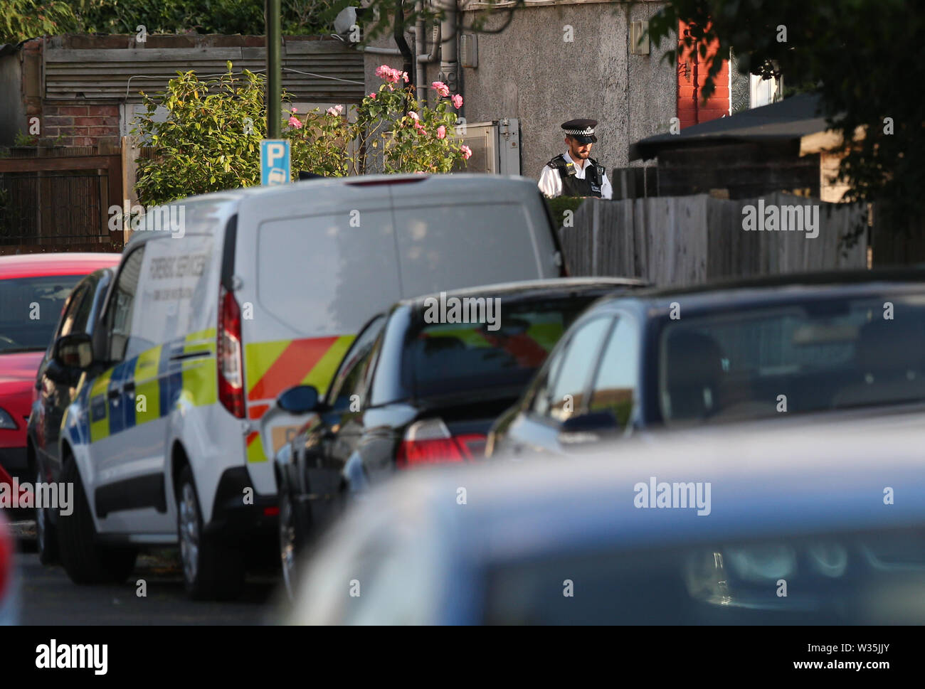 La police à l'extérieur d'un établissement à l'Avenue Redfern dans Whitton, sud-ouest de Londres, où deux personnes, un homme dans son 60s et une femme dans son 70s, a été trouvé poignardé à mort. Banque D'Images
