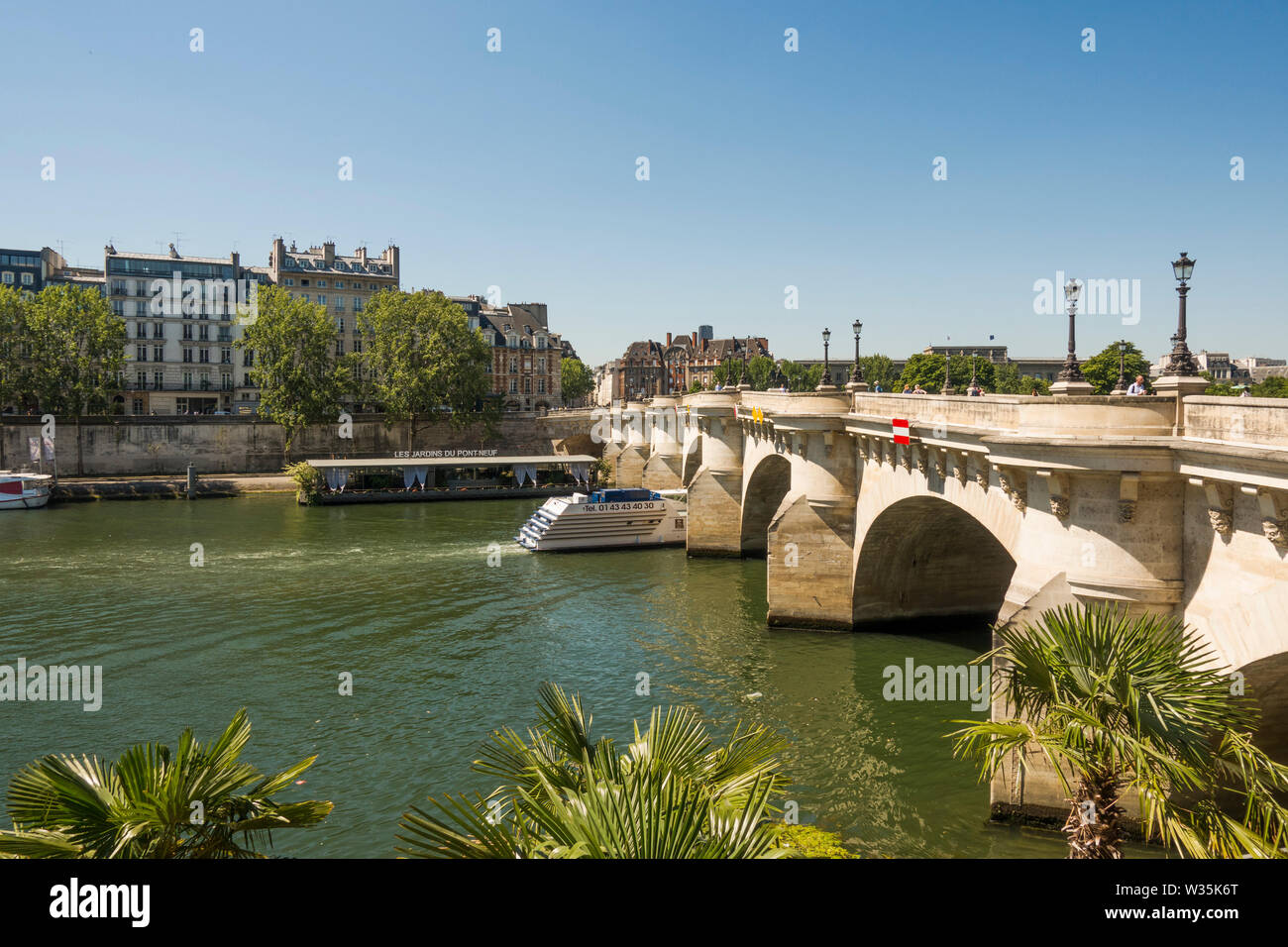 Pont neuf, le plus ancien pont sur Seine permanent reliant l'Ile de la Cité, à Paris, France. Banque D'Images