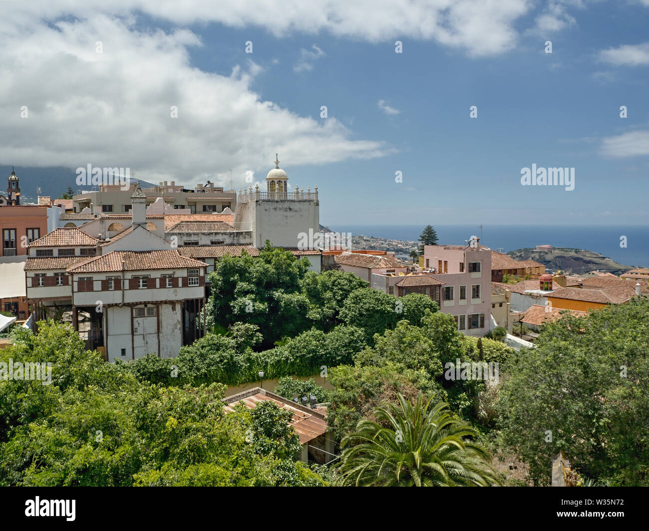 Vue sur les toits de tuiles rouges de la vieille ville de La Orotava, dans le nord de l'île canarienne de Tenerife. En face de l'Atlantique, le calme bleu foncé Banque D'Images