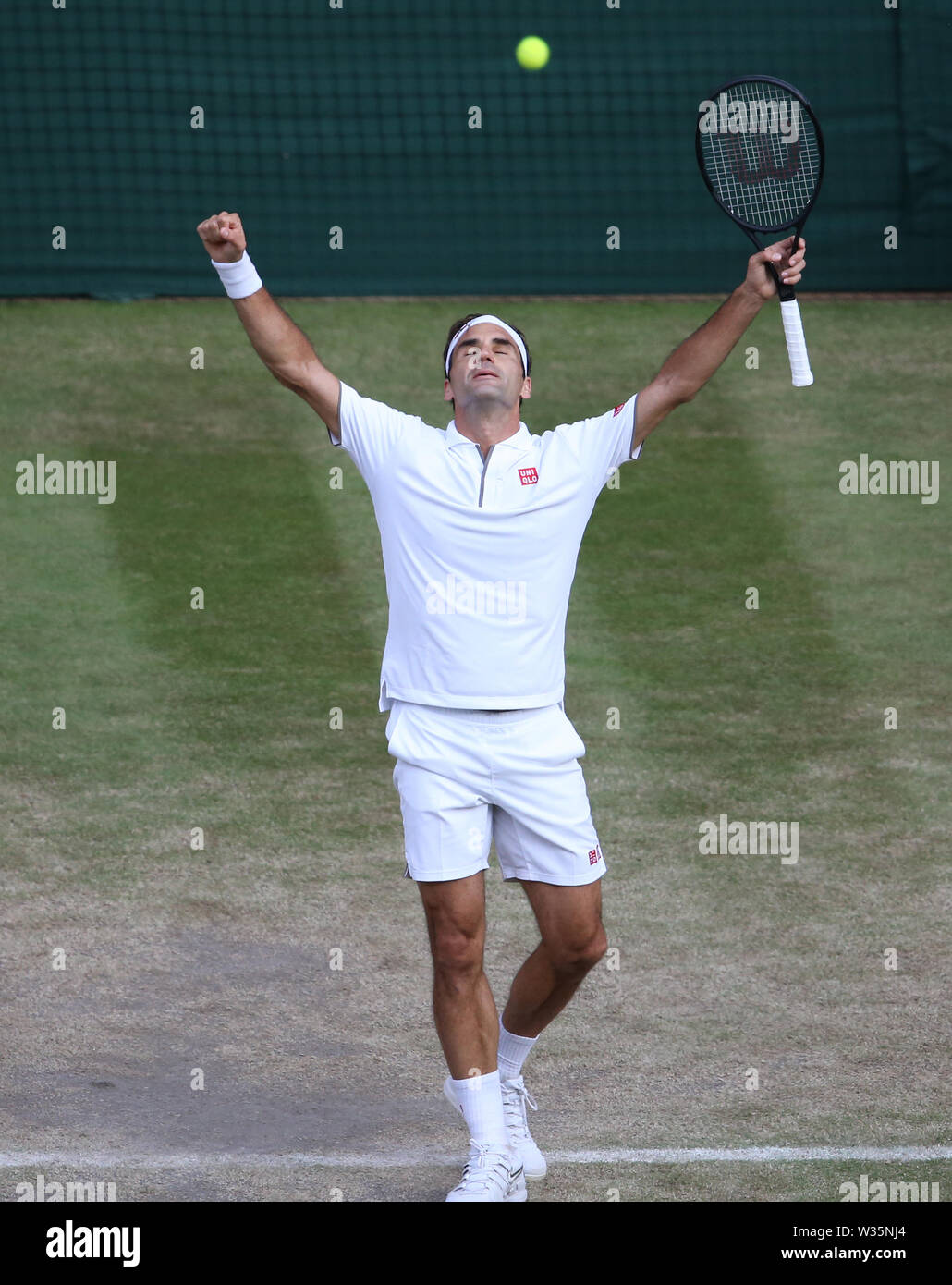 Londres, Royaume-Uni. 12 juillet, 2019. Roger Federer (SUI) célèbre après avoir remporté son match contre Rafael Nadal (ESP) dans leur match demi-finale du simple messieurs. Crédit : Andrew Patron/ZUMA/Alamy Fil Live News Banque D'Images