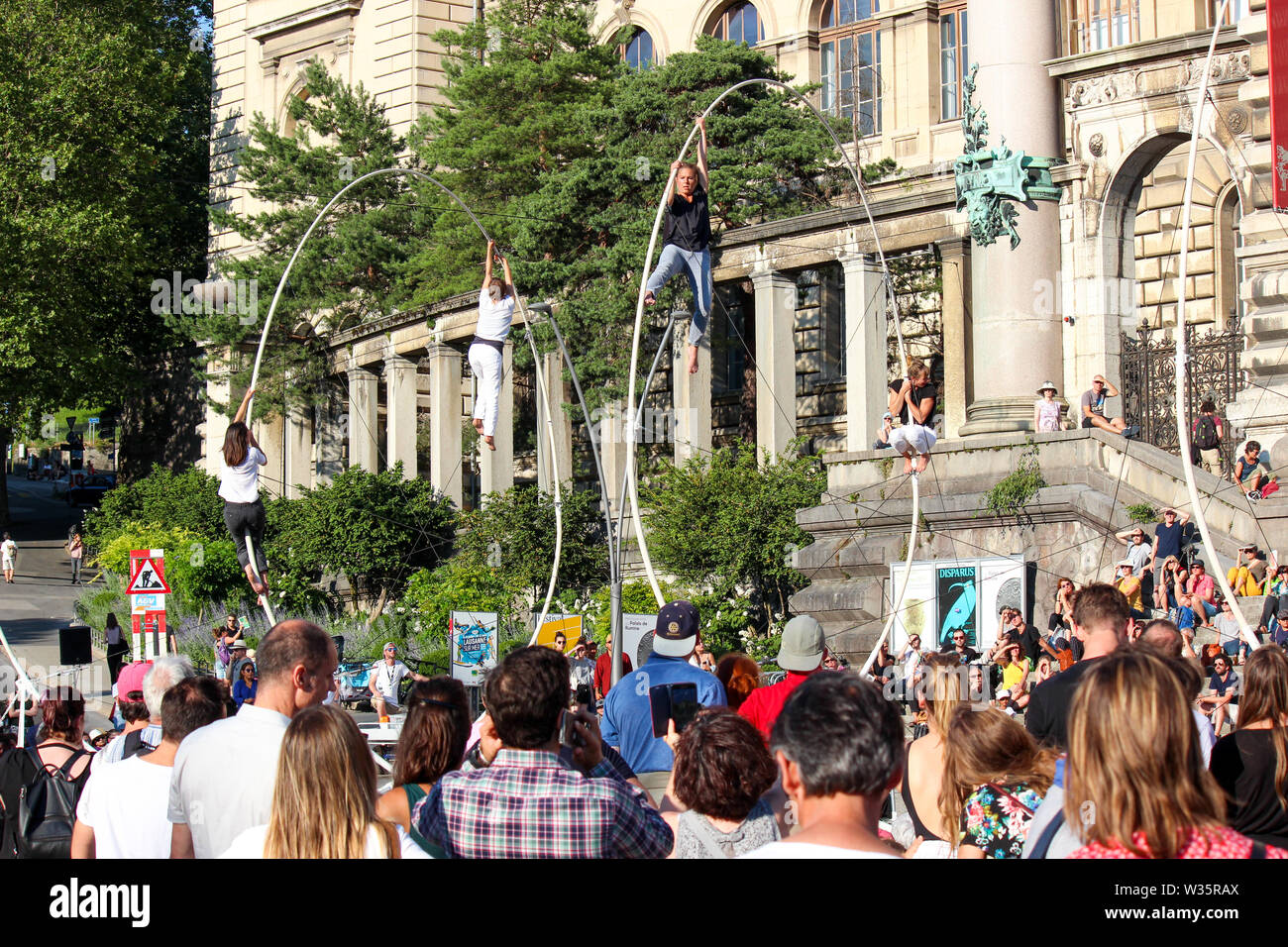 Lausanne, Suisse - 9 juillet 2019 : Festival de la cite dans les rues de la ville. Événement culturel traditionnel avec concerts, théâtre, danse, arts plastiques ou cirque. Jusqu'à 100 000 visiteurs en 6 jours Banque D'Images