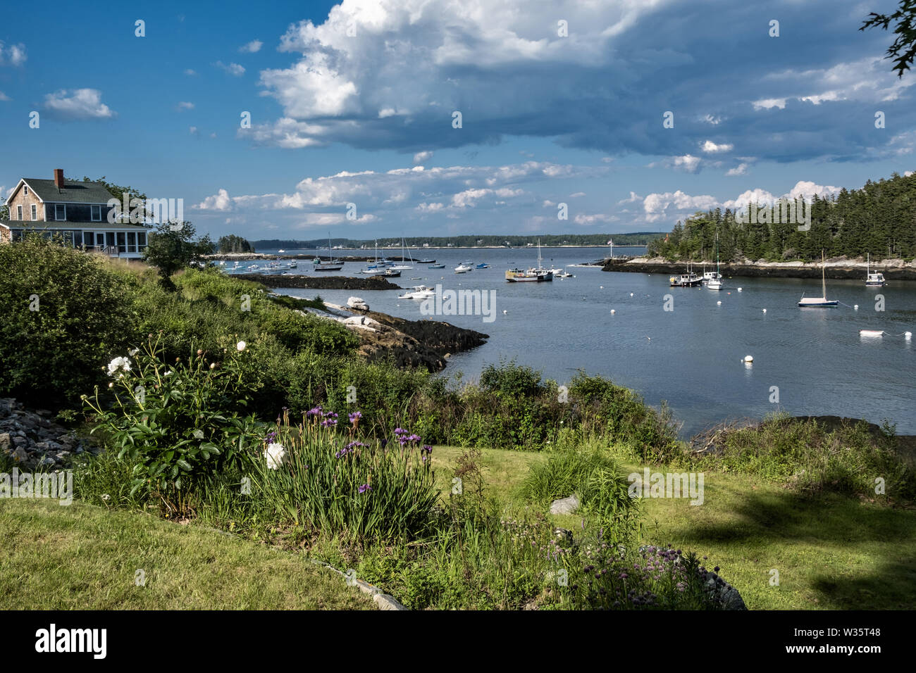 Avis de cinq îles Harbour avec maisons et bateaux amarrés à Georgetown, dans le Maine. Banque D'Images