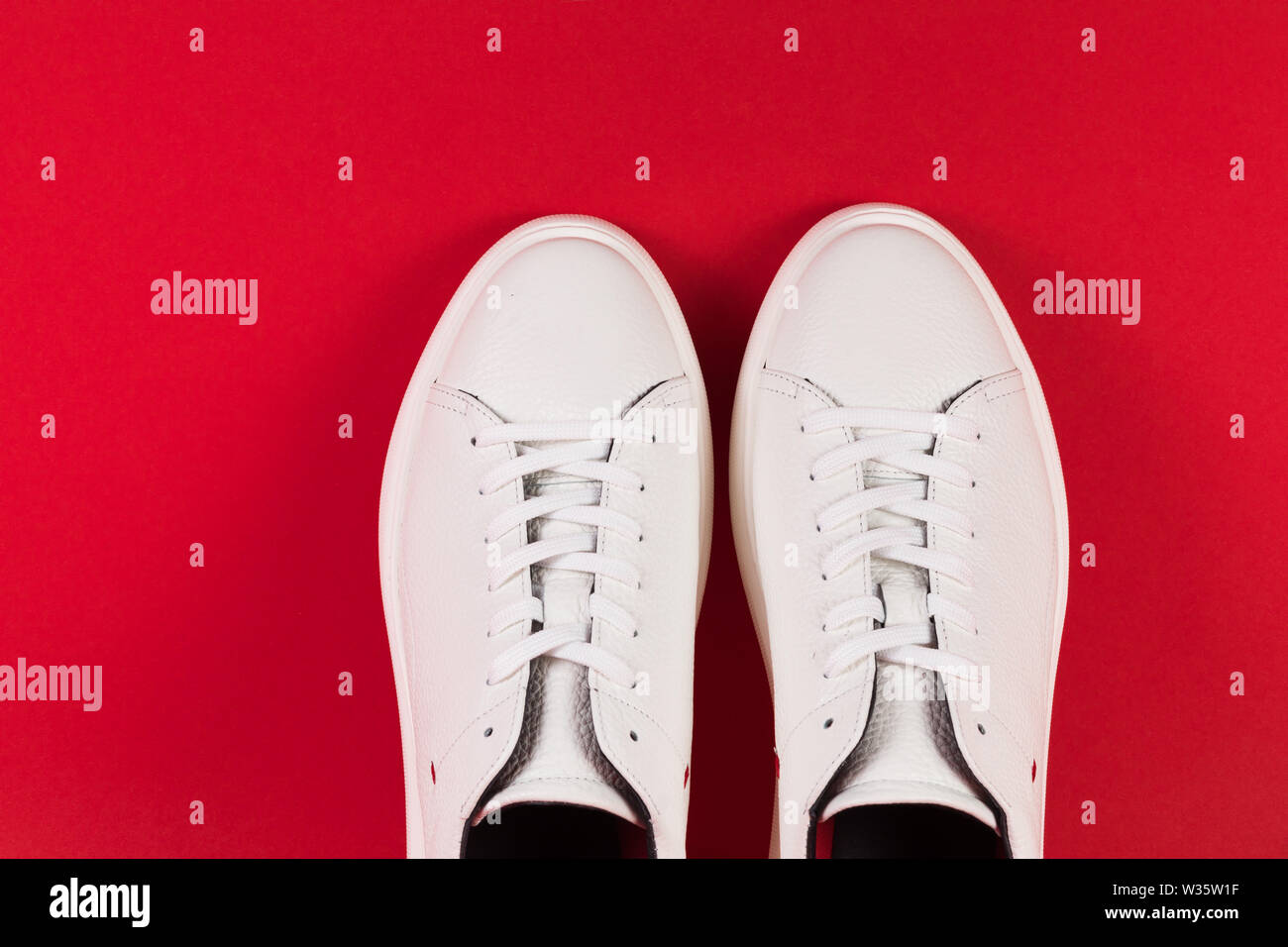 Sneaker blanc sur fond . Chaussures d'hommes Banque D'Images