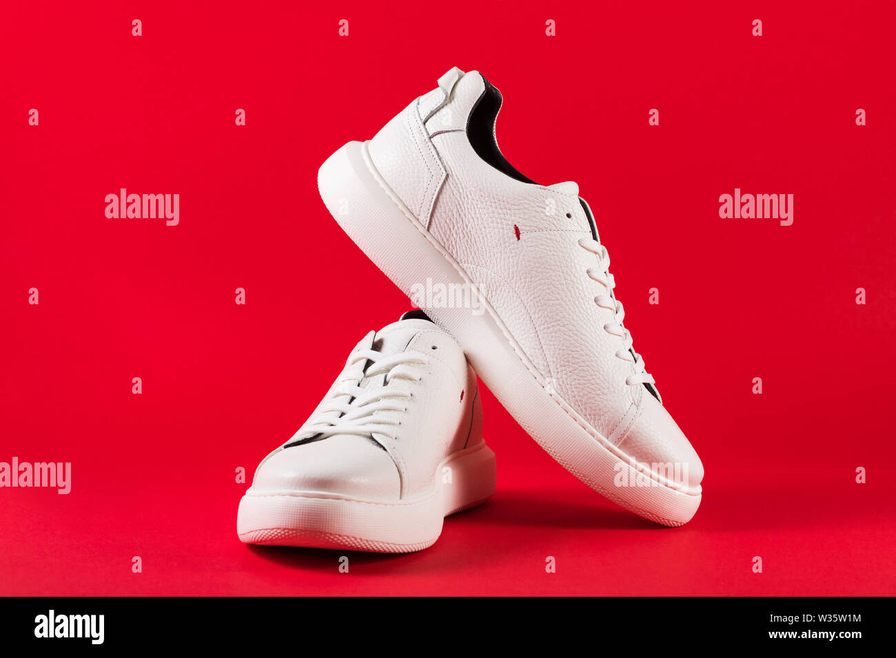 Sneaker blanc sur fond . Chaussures d'hommes Banque D'Images