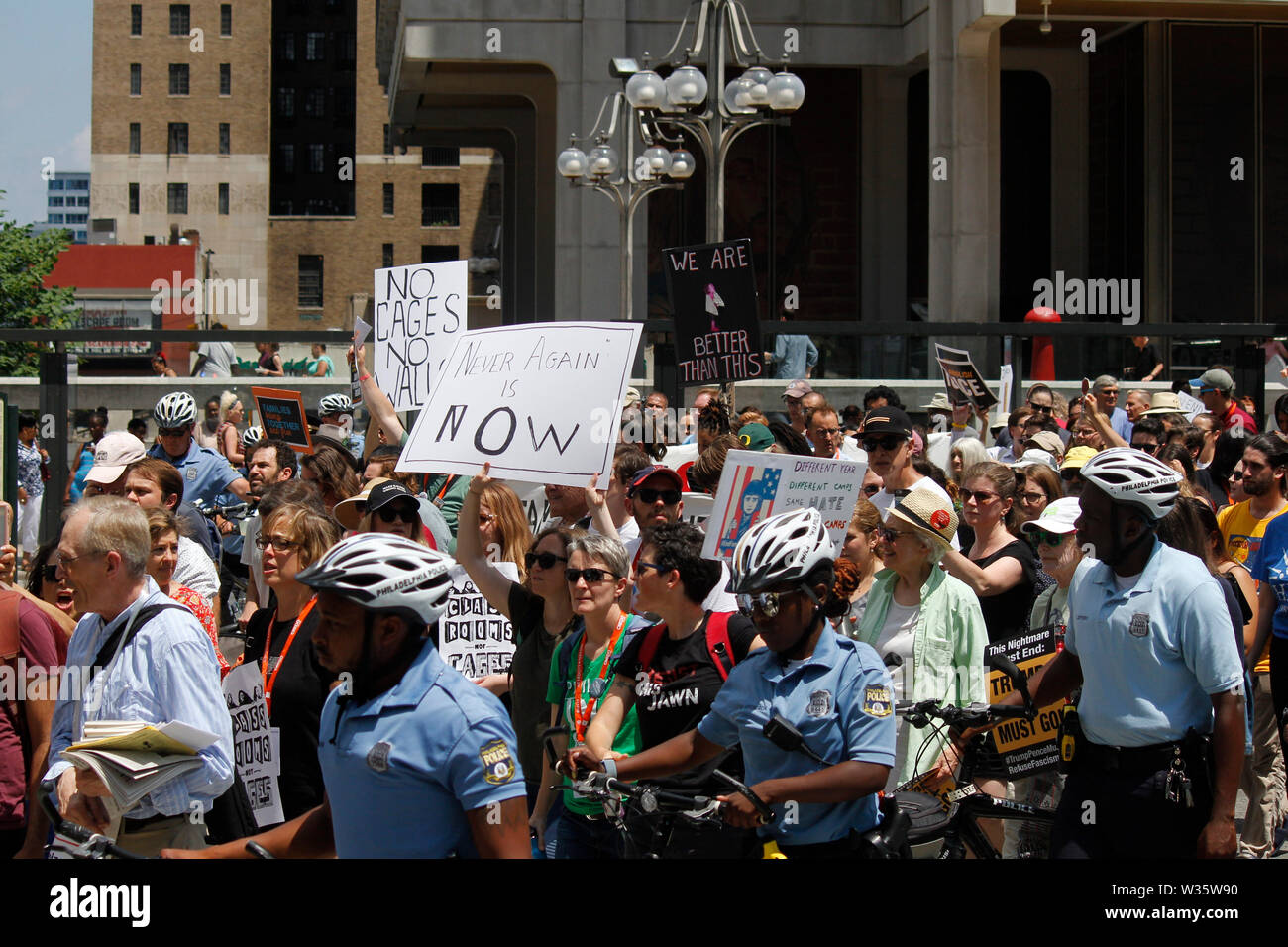 Philadelphia, PA, USA - Le 12 juillet 2019 : Des centaines dans les rues de Philadelphie pour exiger la fin de camps de détention à la frontière des États-Unis et le Mexique. Banque D'Images