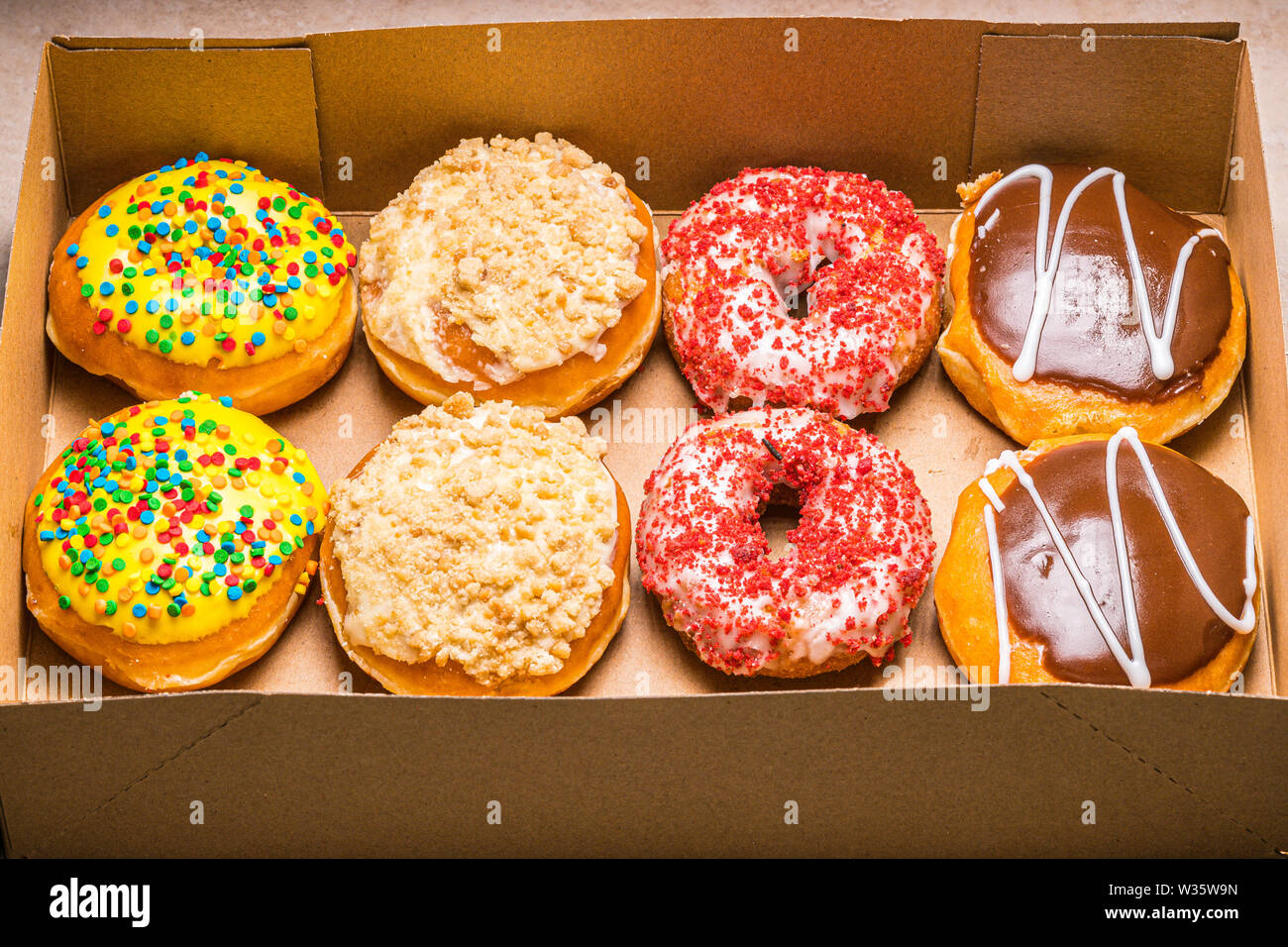 Assortiment de beignets dans la boîte de papier Banque D'Images