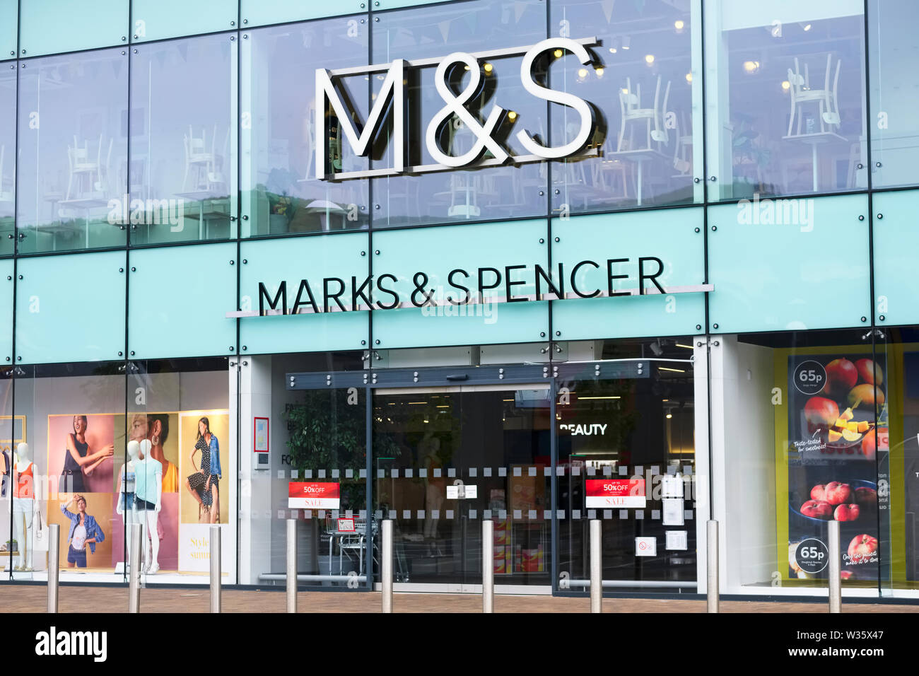 Londres, Angleterre / ROYAUME UNI - 13 juillet 2019 : nouvelle ouverture des magasins Marks et Spencer Banque D'Images