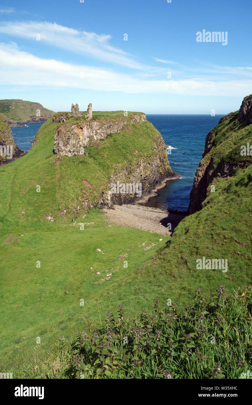 Ruines du château de Dunseverick sur le Giant's Causeway chemin côtier, comté d'Antrim, en Irlande du Nord, Royaume-Uni Banque D'Images