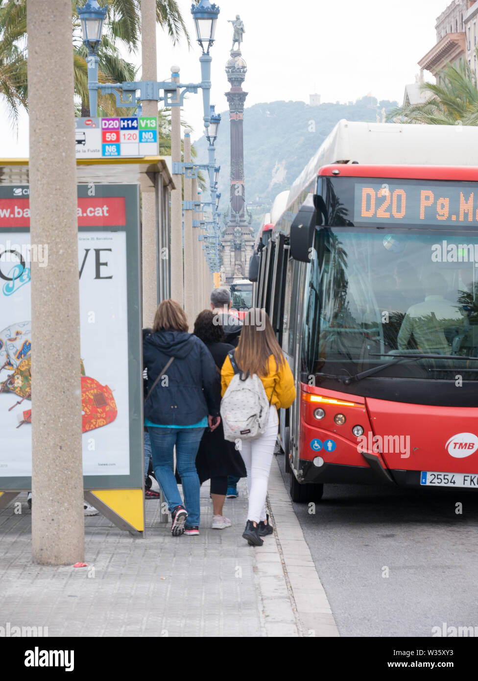 Barcelone, Espagne - mai 2019. Les gens à bord du bus près de la plage de Barcelone Banque D'Images