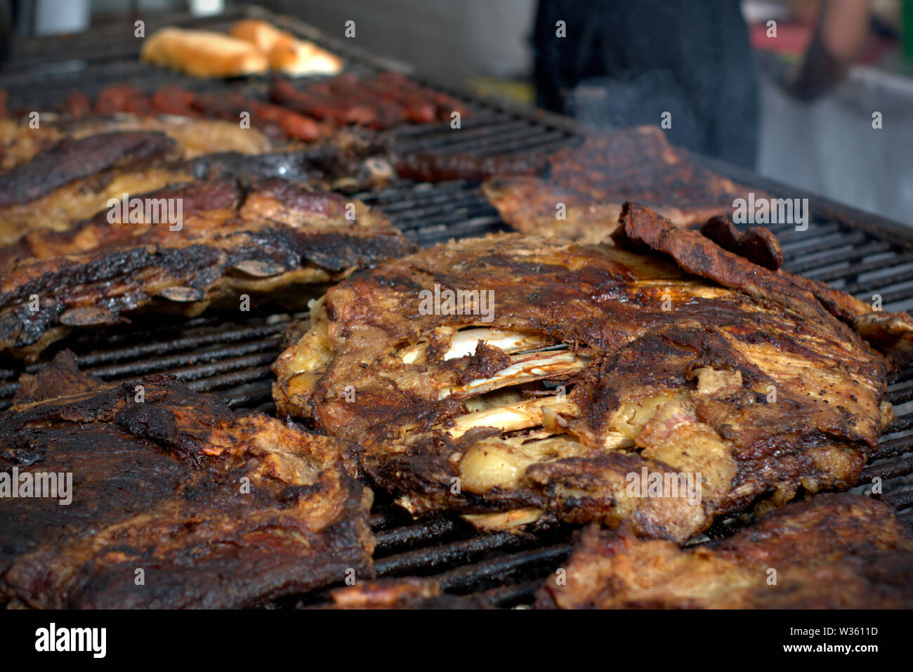 Argentin traditionnel "asado" (barbecue). Les gros morceaux de viande et les boudins sur le grill. Banque D'Images