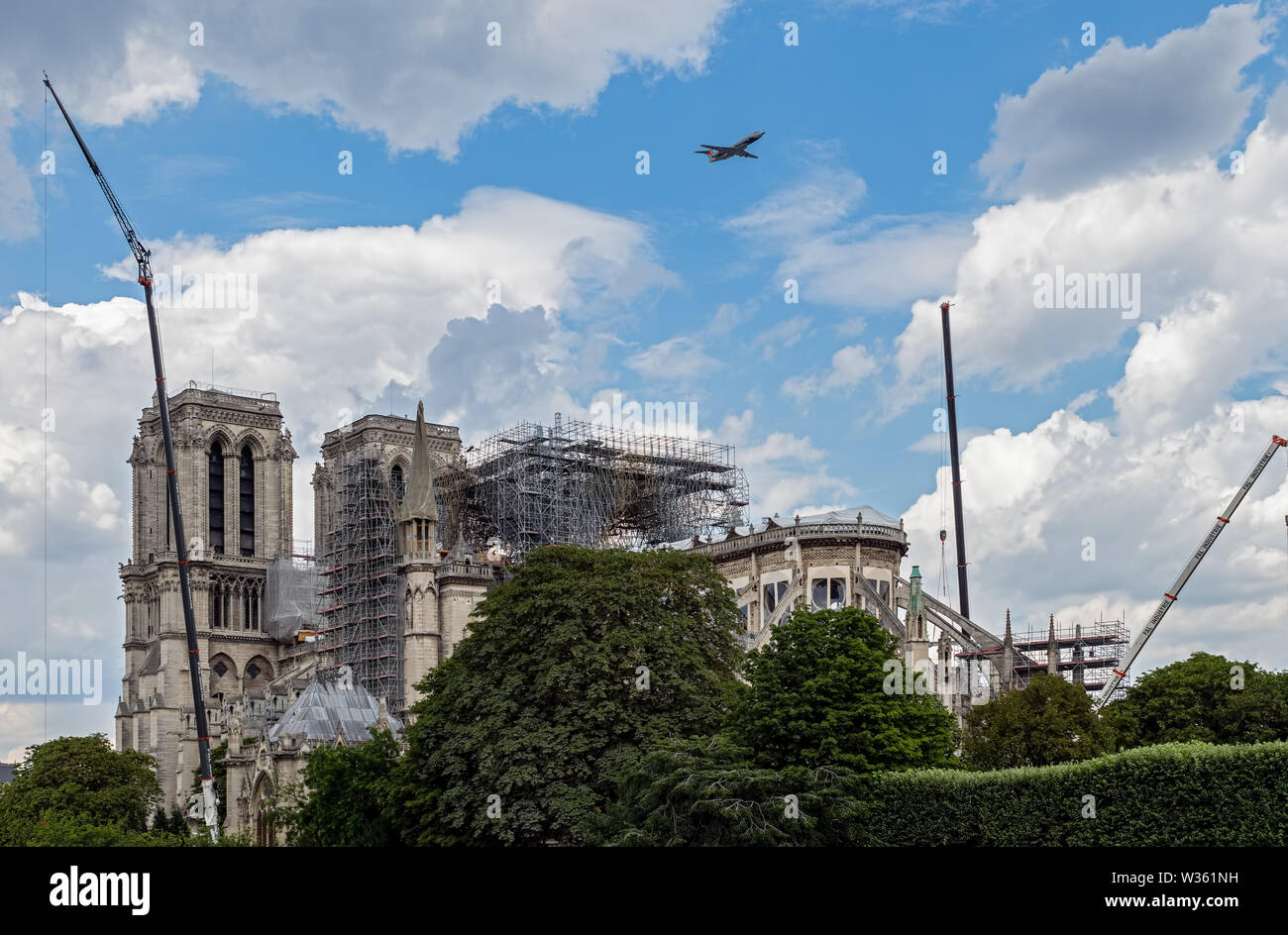 Avions militaires français survolant Notre Dame de Paris Banque D'Images