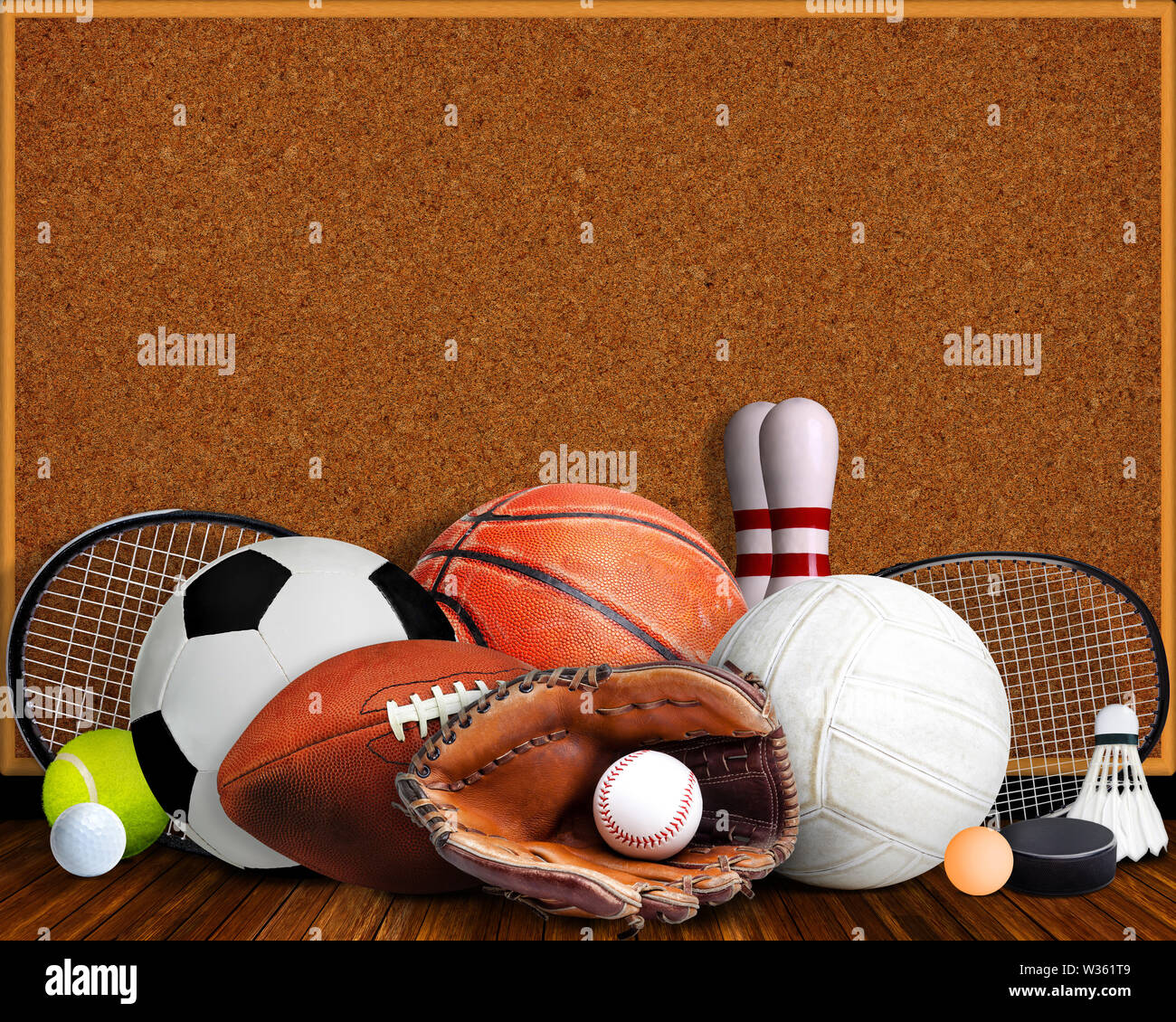 L'équipement de sport, raquettes et balles sur table avec des visages d'arrière-plan et l'espace de copie. Banque D'Images