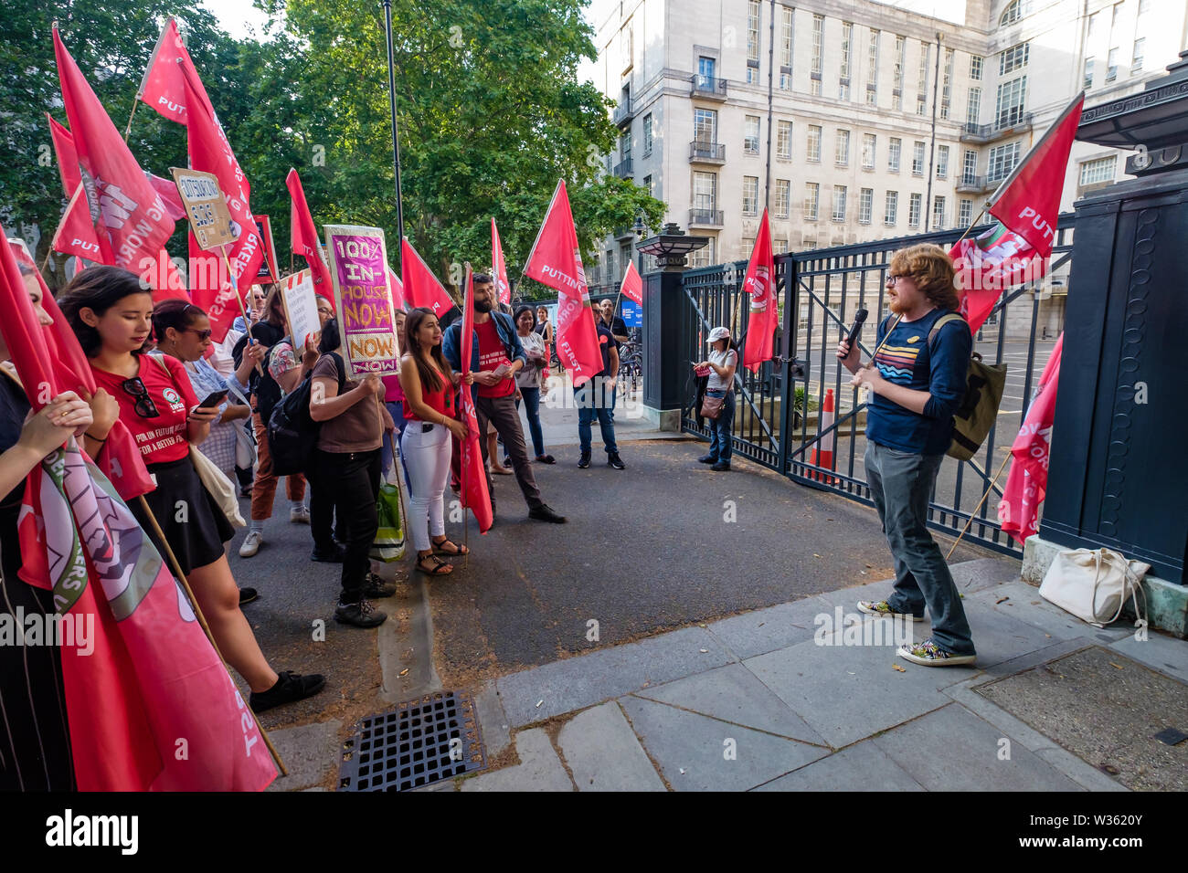 Londres, Royaume-Uni. 12 juillet 2019. L'unisson de Birkbeck Rep indique à la protestation pour exploiter les travailleurs externalisés à l'Université de Londres au Sénat Chambre comment après une longue lutte tous les travailleurs, il sera directement employées et les encourage à se battre pour le même résultat à l'Université de Londres. Au lieu de parler avec l'Union européenne IWGB l'Université a été dépenser des sommes importantes sur l'achat en plus de sécurité du personnel. Après un rassemblement à l'entrée principale et de manifestations devant l'ancien (étudiant de l'Université de Londres) de l'Union elles sont retournées au Sénat Chambre où la sécurité supplémentaire n'a pas réussi à les arrêter Banque D'Images