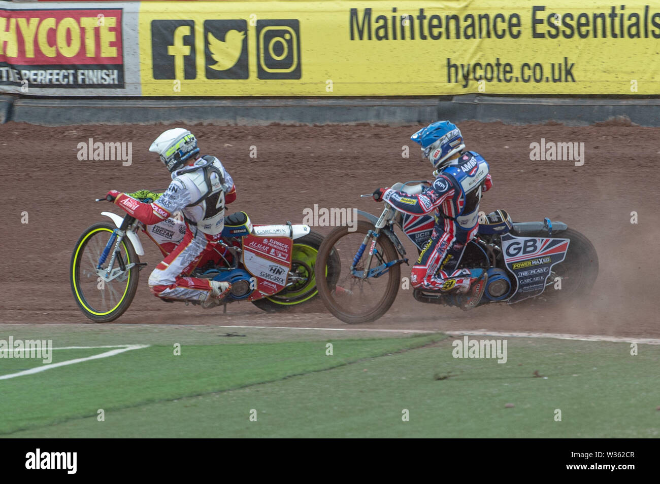 Manchester, UK. 12 juillet, 2019. MANCHESTER, UK 13 juillet Robert Lambert (bleu) chasse Bartosz Smektala (blanc) au cours de l'équipe de FIM Speedway U-21 Championnat du Monde de Speedway National Stadium, Manchester Le samedi 13 juillet 2019 (Crédit : Ian Charles | MI News) Credit : MI News & Sport /Alamy Live News Banque D'Images