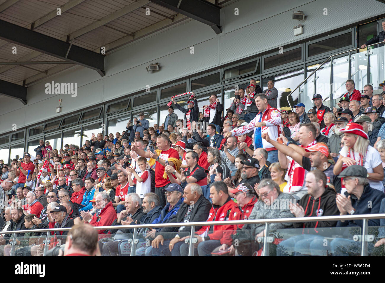 Manchester, UK. 12 juillet, 2019. MANCHESTER, UK 13 juillet Polish Fans dans la tribune principale au cours de l'équipe de FIM Speedway U-21 Championnat du Monde de Speedway National Stadium, Manchester Le samedi 13 juillet 2019 (Crédit : Ian Charles | MI News) Credit : MI News & Sport /Alamy Live News Banque D'Images