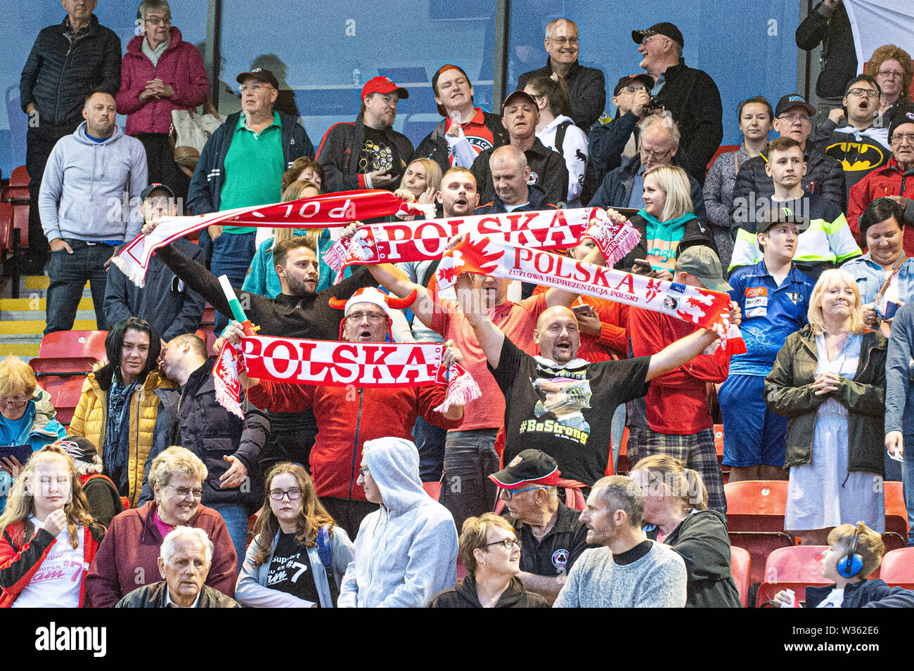 Manchester, UK. 12 juillet, 2019. MANCHESTER, UK 13 juillet Polish fans célèbrent leurs équipes gagner au cours de la Équipe FIM Speedway U-21 Championnat du Monde de Speedway National Stadium, Manchester Le samedi 13 juillet 2019 (Crédit : Ian Charles | MI News) Credit : MI News & Sport /Alamy Live News Banque D'Images