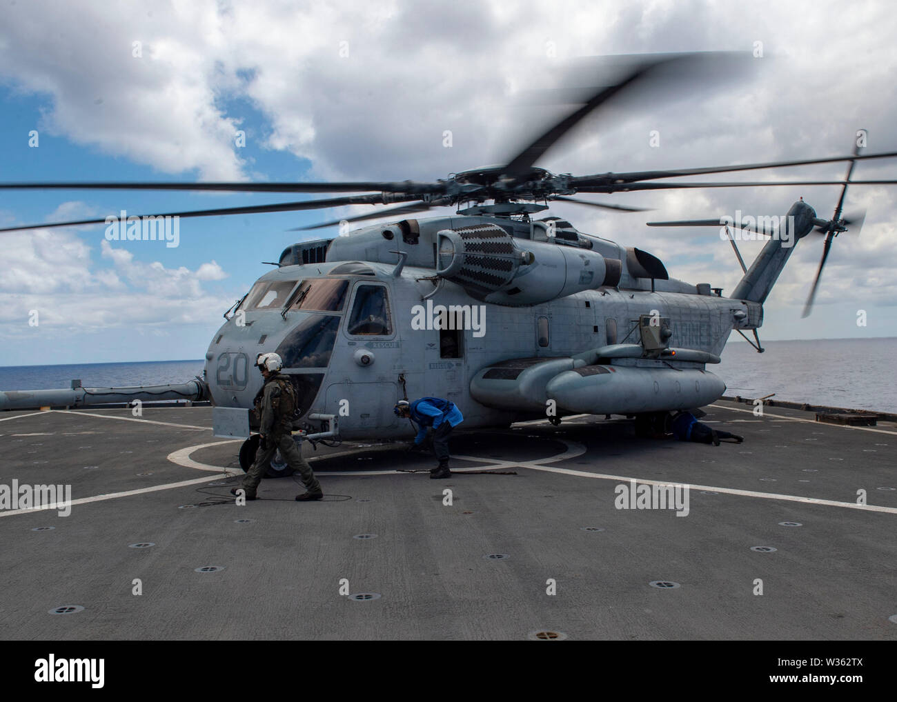 190704-N-A530-1235 de l'OCÉAN ATLANTIQUE (4 juillet 2019) Un CH-53 Super Stallion est fixé sur le pont pendant les opérations de vol à bord de l'île de Whidbey-class amphibious landing ship dock USS Fort McHenry (LSD 43), le 4 juillet 2019. Le Fort McHenry est sur un déploiement prévu dans le cadre du groupe amphibie Kearsarge en soutien d'opérations de sécurité maritime, d'intervention en cas de crise et le théâtre de la coopération en matière de sécurité, en offrant également une présence navale de l'avant. (U.S. Photo par marine Spécialiste de la communication de masse 2e classe Chris Roys/libérés) Banque D'Images