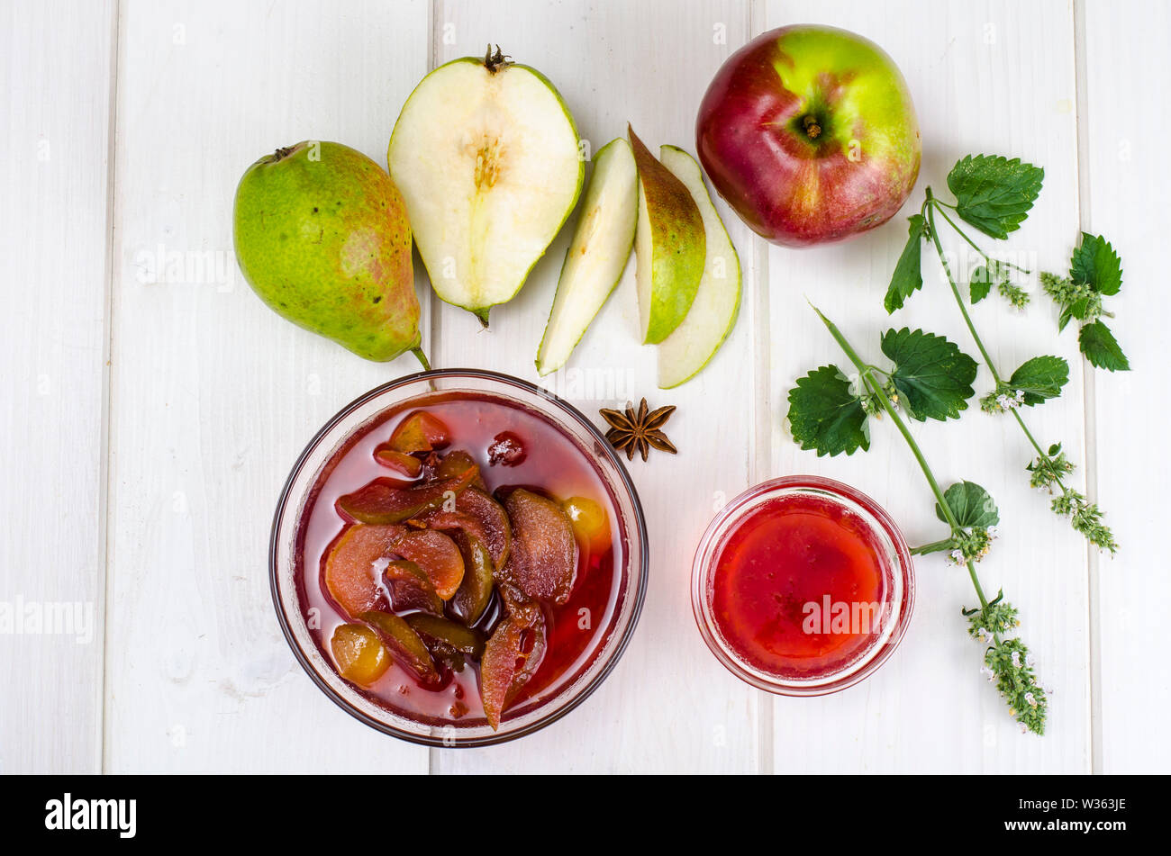 Confiture de poires et pommes au sirop sucré. Studio Photo Photo Stock