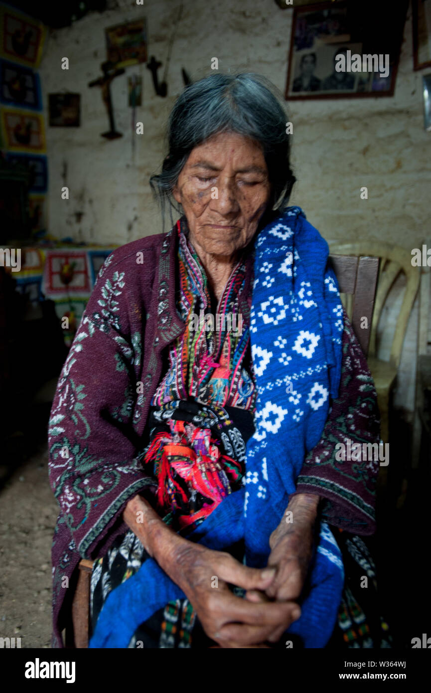 Une vieille femme indigneous maya à San Jorge La Laguna, Solola. Banque D'Images