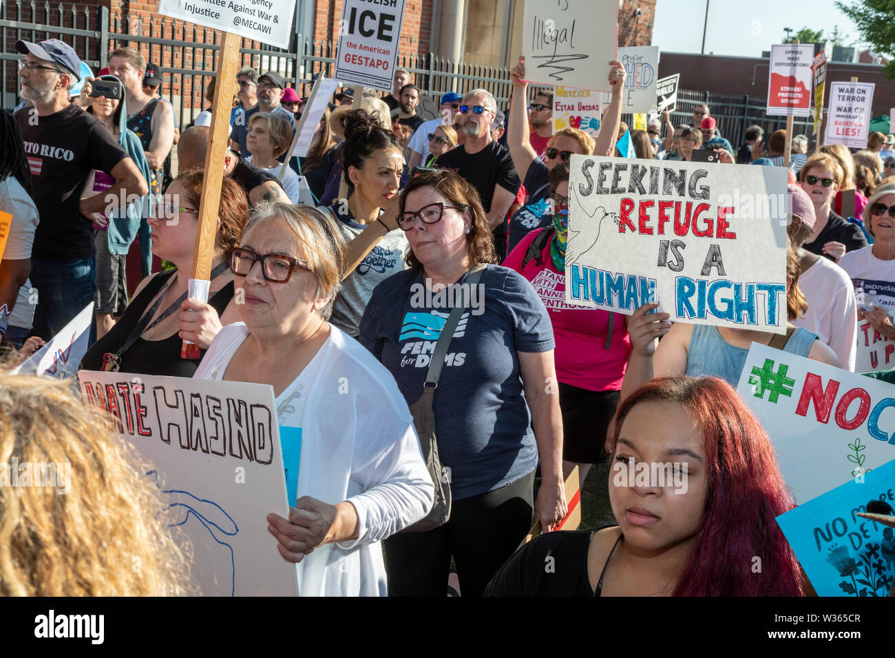 Detroit, Michigan, USA - 12 juillet 2019 - des gens mécontents de la séparation des familles immigrantes et la détention des réfugiés et les petits enfants rallie Banque D'Images